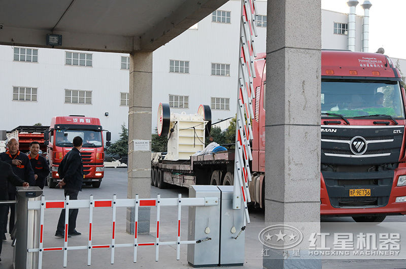 時產(chǎn)30-300噸的石料、石塊碎石機一套多少錢？